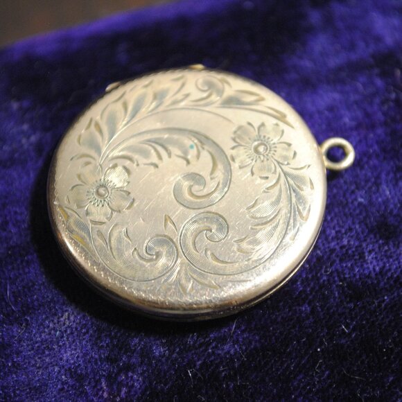 Vintage WWII Sweetheart Engraved Gold-filled Locket Pendant Canadian 1943 - Picture 2 of 10